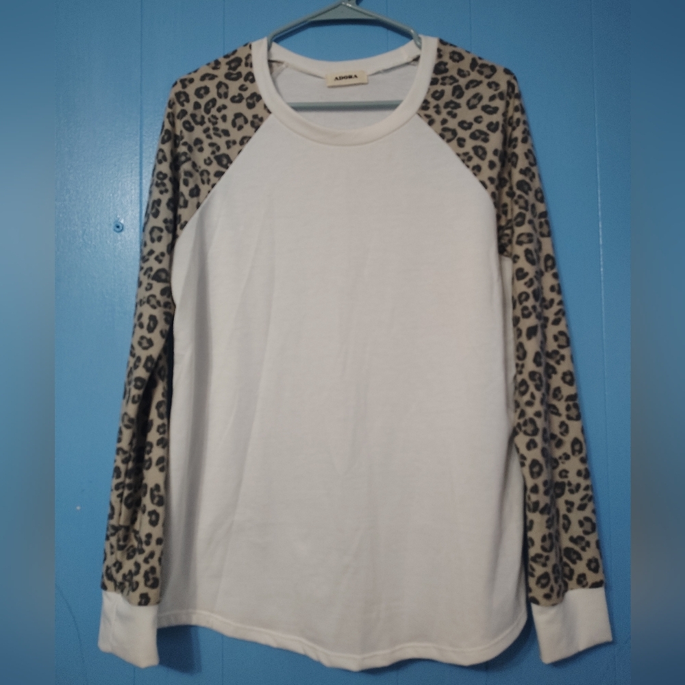 ADORA Leopard Sleeve Raglan Top - Picture 2 of 3